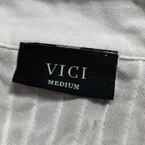 Vici Women's Shirt Wide Long Sleeve White Button Up Top Size Medium M - Picture 3 of 5